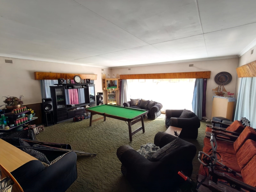 To Let 4 Bedroom Property for Rent in Oos Einde North West
